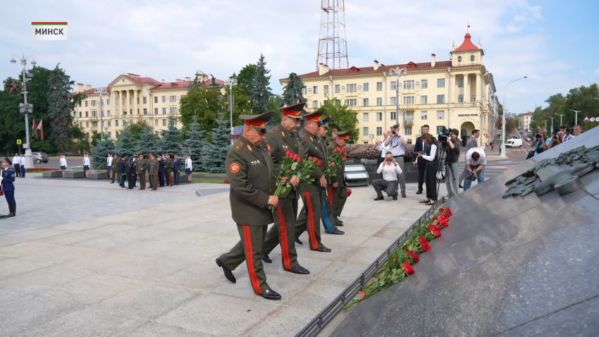 Руководители силовых ведомств Беларуси возложили цветы к Монументу Победы в Минске