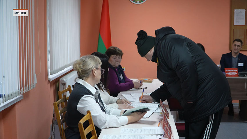 В Беларуси второй день досрочного голосования.