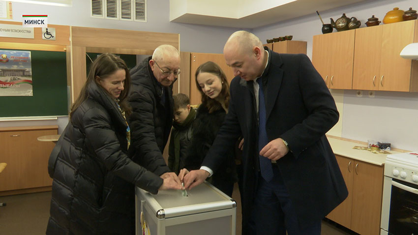 В Беларуси второй день досрочного голосования.