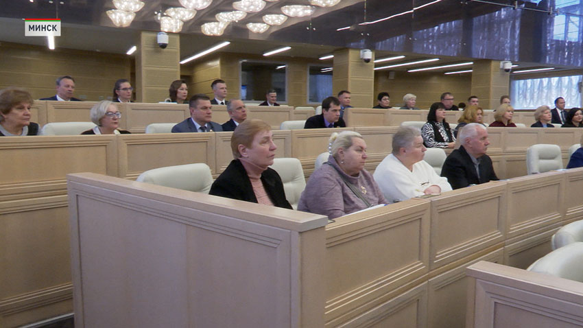 Наталья Кочанова провела встречу с делегацией из Новополоцка