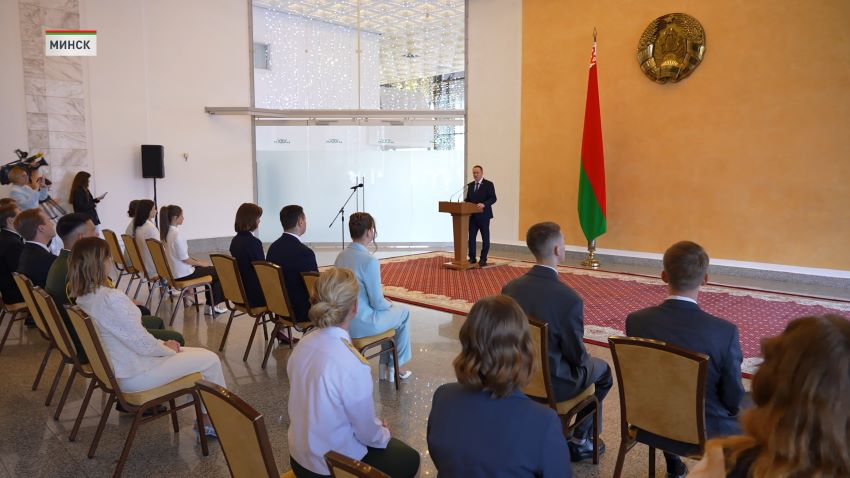 Турчин вручил благодарности Президента Беларуси лучшим преподавателям и выпускникам вузов