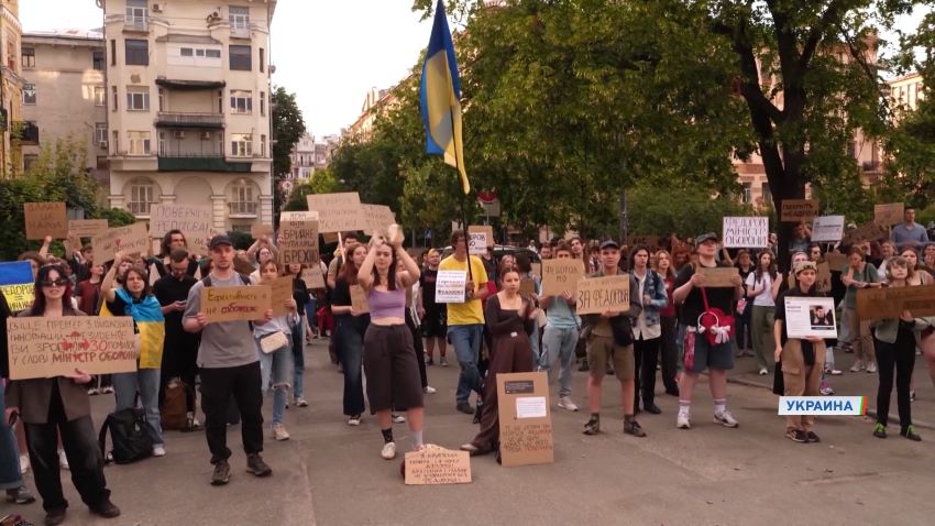В Украине продолжаются протесты против отставки Федорова с поста главы Минобороны страны