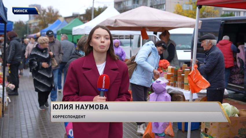 Волонтеры отряда «Доброе сердце» помогают пожилым людям доставить покупки с осенних ярмарок к дому