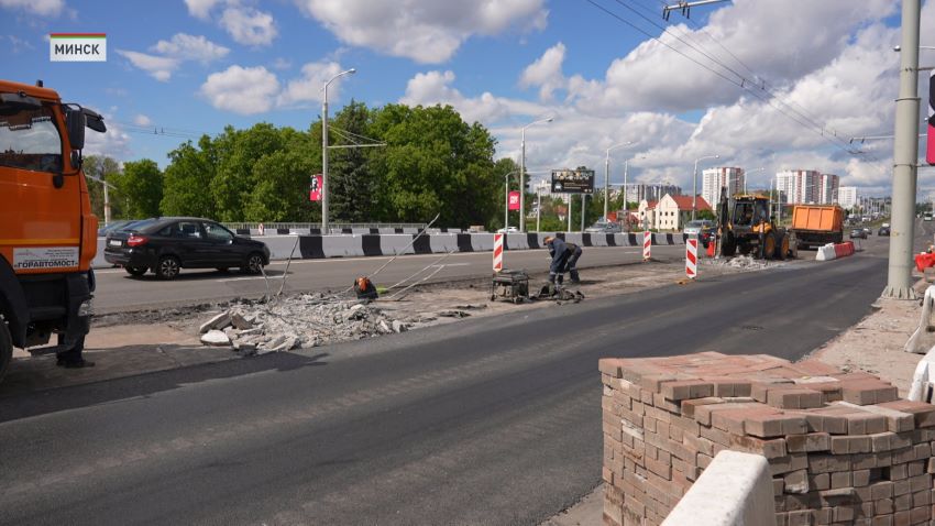 Улучшение инфраструктуры. В Минске проводится масштабный ремонт путепровода на пересечении улицы Алибегова и проспекта Дзержинского, сообщили в программе «Беларусь.Новости». Сейчас идет второй этап работ. Всего же запланировано 4 этапа. Переустраивается мостовое полотно, также заменят деформационные швы, отремонтируют опоры и подпорные стены сооружения. Полосы движения транспорта, для удобства жителей и гостей столицы, перекрываются поочередно. Антон Шашков, первый заместитель директора – главный инженер ГП «Горавтомост»: Работы ведутся в круглосуточном режиме, без выходных. Сотрудниками предприятий ежегодно проводятся сезонные осмотры. По результатам осмотров составляются ведомости дефектов, принимаются решения о том или ином виде работ. Параллельно в столице обновляются и другие объекты инфраструктуры. Так, капитальный ремонт проводится на третьем километре Минской кольцевой автодороги. Реконструируют также пешеходный мост через реку Свислочь, по улице Пулихова