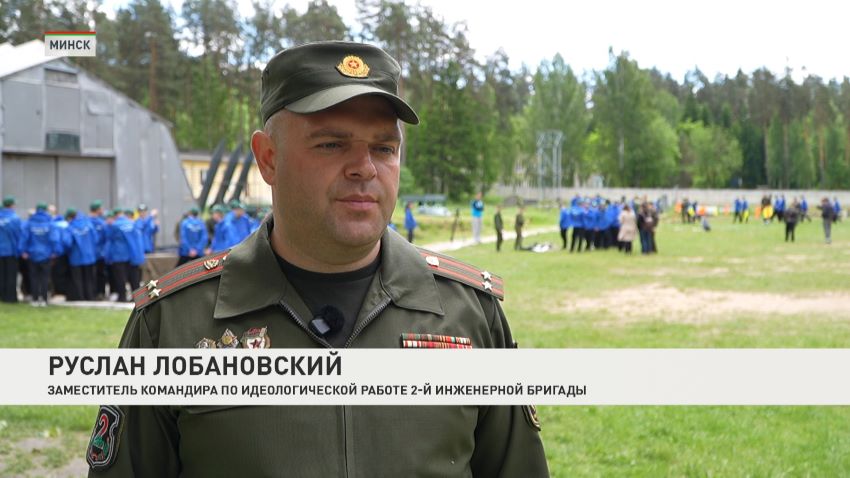 Учебно-полевые сборы в эти дни проходят у десятиклассников по всей стране, сообщили в программе «Беларусь.Новости». В программе: огневая, тактическая, военно-медицинская подготовка. Так, в войсковую часть 31-802 в Минске ребята уже приехали и приступили к занятиям. Их учат собирать и разбирать оружие, преодолевать полосу препятствий, ориентироваться на местности. Такие испытания помогают стать более самостоятельными, освоить навыки работы в команде. Распорядок дня – максимально приближен к армейскому. Руслан Лобановский, заместитель командира по идеологической работе 2-й инженерной бригады:  Подъем у них в 7 часов утра. Далее утренняя физическая зарядка, умывание, заправка кроватей. Убытие на завтрак. После завтрака и до обеда мы проводим с ними занятия по предметам боевой подготовки.  Готовят будущих солдат, мужественных парней, которые могут постоять за себя, за маму, за родину.   Василина Суша:  Немножко было волнительно. Но я считаю для формирования мужского характера им необходимы вот такие условия, где будут может быть какие-то сложности, где очень важна дисциплина, где порядок, чтобы они научились нести ответственность за свои поступки.   Учебно-полевые сборы – не новшество в образовании. Они проводились и ранее. Однако в этот раз их продолжительность увеличили до 10 дней
