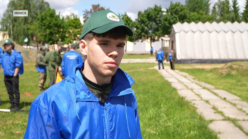 Учебно-полевые сборы в эти дни проходят у десятиклассников по всей стране, сообщили в программе «Беларусь.Новости». В программе: огневая, тактическая, военно-медицинская подготовка. Так, в войсковую часть 31-802 в Минске ребята уже приехали и приступили к занятиям. Их учат собирать и разбирать оружие, преодолевать полосу препятствий, ориентироваться на местности. Такие испытания помогают стать более самостоятельными, освоить навыки работы в команде. Распорядок дня – максимально приближен к армейскому. Руслан Лобановский, заместитель командира по идеологической работе 2-й инженерной бригады:  Подъем у них в 7 часов утра. Далее утренняя физическая зарядка, умывание, заправка кроватей. Убытие на завтрак. После завтрака и до обеда мы проводим с ними занятия по предметам боевой подготовки.  Готовят будущих солдат, мужественных парней, которые могут постоять за себя, за маму, за родину.   Василина Суша:  Немножко было волнительно. Но я считаю для формирования мужского характера им необходимы вот такие условия, где будут может быть какие-то сложности, где очень важна дисциплина, где порядок, чтобы они научились нести ответственность за свои поступки.   Учебно-полевые сборы – не новшество в образовании. Они проводились и ранее. Однако в этот раз их продолжительность увеличили до 10 дней