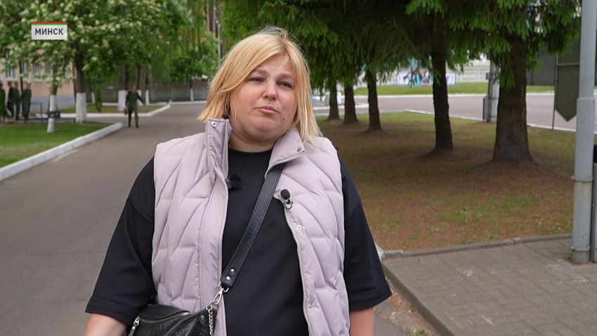 Учебно-полевые сборы в эти дни проходят у десятиклассников по всей стране, сообщили в программе «Беларусь.Новости». В программе: огневая, тактическая, военно-медицинская подготовка. Так, в войсковую часть 31-802 в Минске ребята уже приехали и приступили к занятиям. Их учат собирать и разбирать оружие, преодолевать полосу препятствий, ориентироваться на местности. Такие испытания помогают стать более самостоятельными, освоить навыки работы в команде. Распорядок дня – максимально приближен к армейскому. Руслан Лобановский, заместитель командира по идеологической работе 2-й инженерной бригады:  Подъем у них в 7 часов утра. Далее утренняя физическая зарядка, умывание, заправка кроватей. Убытие на завтрак. После завтрака и до обеда мы проводим с ними занятия по предметам боевой подготовки.  Готовят будущих солдат, мужественных парней, которые могут постоять за себя, за маму, за родину.   Василина Суша:  Немножко было волнительно. Но я считаю для формирования мужского характера им необходимы вот такие условия, где будут может быть какие-то сложности, где очень важна дисциплина, где порядок, чтобы они научились нести ответственность за свои поступки.   Учебно-полевые сборы – не новшество в образовании. Они проводились и ранее. Однако в этот раз их продолжительность увеличили до 10 дней