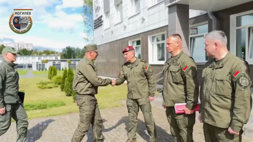 Упор – на дисциплину и слаженность. В Могилеве проходят комплексные командно-штабные учения Министерства внутренних дел Беларуси, сообщили в программе «Беларусь.Новости». Главная задача – проверить готовность подразделений к действиям в особых условиях, во взаимодействии со всеми заинтересованными. В мероприятиях, принимает участие руководство МВД, силовых структур и гос. органов Могилевской области, милицейских подразделений из других регионов страны. Глава ведомства Иван Кубраков лично определил ключевые задачи учений. Акцент – на личной безопасности сотрудников и военнослужащих, жесткой исполнительской дисциплине и максимальной слаженности действий. 27 мая основное внимание – теоретической части. Вводные поступают в режиме онлайн. К примеру, объявление в регионе высокого уровня угрозы массовых беспорядков. Второй практический этап командно-штабных учений запланирован на 28 мая
