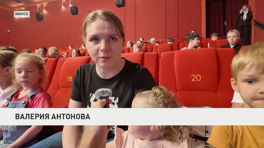 Портфели и сертификаты для покупок к школе получили в Минске дети мигрантов из Украины