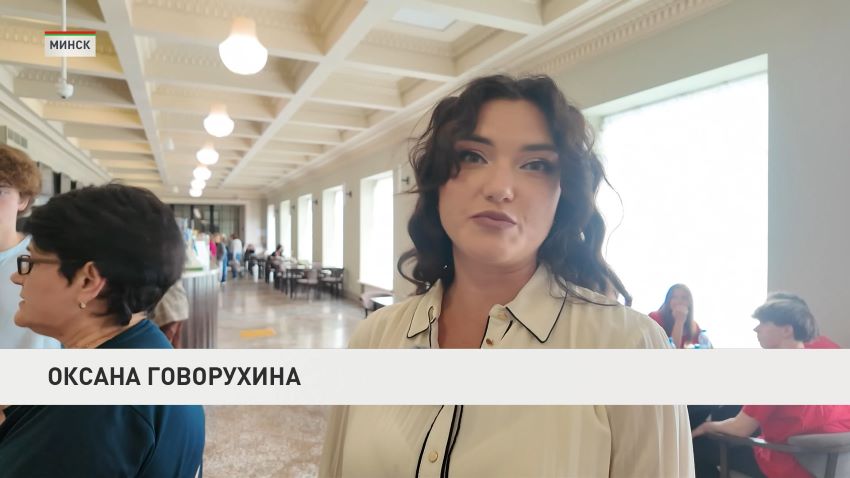 Портфели и сертификаты для покупок к школе получили в Минске дети мигрантов из Украины