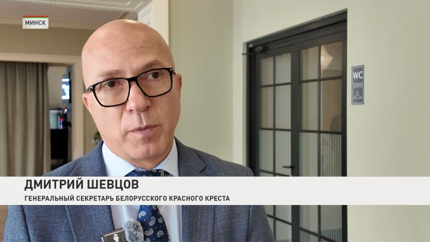 Портфели и сертификаты для покупок к школе получили в Минске дети мигрантов из Украины