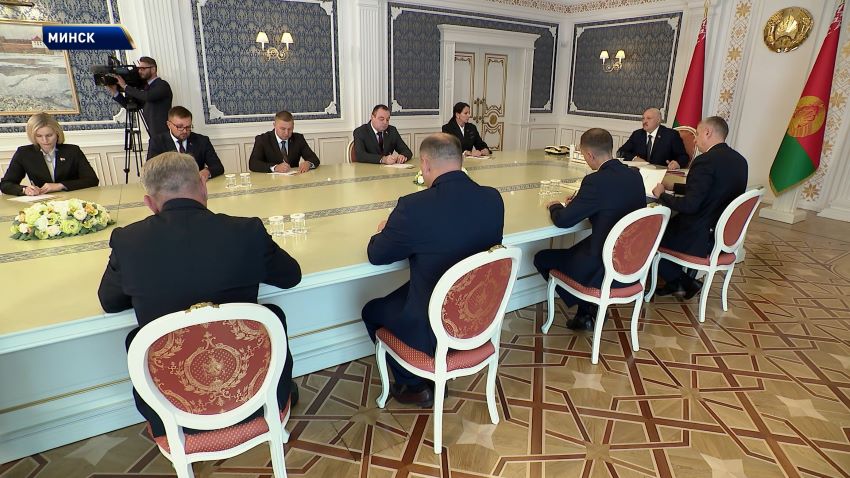 Лукашенко – новым руководителям: надо двигаться вперед, не стоять на месте