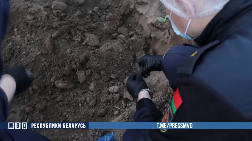 Убили, сожгли и развеяли прах. Жестокое убийство менее чем за сутки удалось раскрыть оперативникам уголовного розыска Гомельской области, сообщили в программе «Беларусь.Новости». Андрей Баранец, заместитель начальника криминальной милиции УВД Гомельского облисполкома: В милицию обратился житель Гомеля с заявлением о пропаже своего работника. Предварительно установлено, что к гибели 31-летнего мужчины привел конфликт с 53-летней сожительницей. Затем она со своим 18-летним сыном перевезла труп в свой частный дом, закопав на участке. Предположив, что тело смогут найти – сожгли его, а прах рассыпали по огороду, в последующем перекопав землю. Фигуранты задержаны. Следователями возбуждено уголовное дело за совершение убийства группой лиц. Проводятся дальнейшие оперативно-розыскные мероприятия