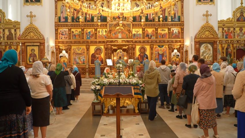 Православные верующие празднуют Успение Пресвятой Богородицы