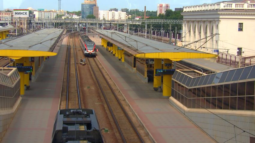 Новые пригородные железнодорожные маршруты планируют запустить между Беларусью и Россией в 2027 году, сообщили в программе «Беларусь.Новости». Речь идет об электропоездах между Великими Луками, Витебском и Полоцком, а также между Брянском и Гомелем. Белорусские и российские коллеги уже прорабатывают эти направления. Инициаторы проекта полагают, что они будут так же востребованы, как и уже существующие. В апреле 2026 года запустили первые электрички из Смоленска в Оршу и Витебск. Всего за три месяца пассажиропоток увеличился более чем в два раза.
