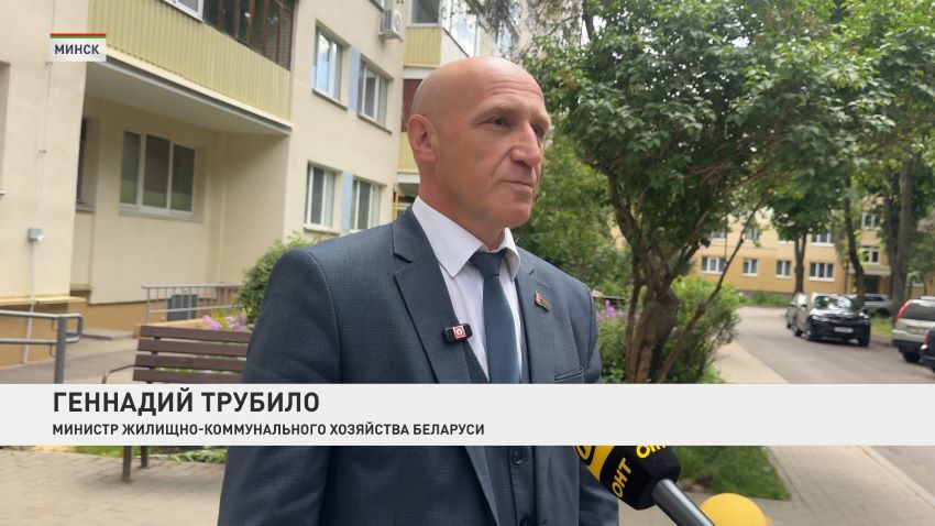 Не верьте всему, что читаете в сети! В Министерстве жилищно-коммунального хозяйства опровергли информацию о том, что белорусам запрещено обустраивать клумбы у многоэтажных домов, сообщили в программе «Беларусь. Новости». Напротив, коммунальщики поблагодарили людей, которые помогают в благоустройстве дворов. А мнение, что при посадке цветов или кустарников могут быть повреждены коммуникации в Министерстве назвали ошибочным. Геннадий Трубило, министр жилищно-коммунального хозяйства Беларуси: Порядка 7-8 тысяч дворовых территорий благоустроено только собственными силами граждан. И ни о каких штрафах вообще речи быть не может, потому что палисадник – это та часть дворовой территории, где в принципе должен глаз радовать. Если есть небезразличные люди, которые оказывают всяческое содействие и помощь в благоустройстве, мы только эту инициативу поддерживаем.  Наведение порядка на земле остается в приоритете. В ЖКХ напомнили, что 2025 год был Годом благоустройства. Но и сейчас такая работа не прекращается