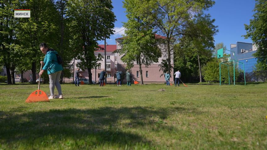 Не верьте всему, что читаете в сети! В Министерстве жилищно-коммунального хозяйства опровергли информацию о том, что белорусам запрещено обустраивать клумбы у многоэтажных домов, сообщили в программе «Беларусь. Новости». Напротив, коммунальщики поблагодарили людей, которые помогают в благоустройстве дворов. А мнение, что при посадке цветов или кустарников могут быть повреждены коммуникации в Министерстве назвали ошибочным. Геннадий Трубило, министр жилищно-коммунального хозяйства Беларуси: Порядка 7-8 тысяч дворовых территорий благоустроено только собственными силами граждан. И ни о каких штрафах вообще речи быть не может, потому что палисадник – это та часть дворовой территории, где в принципе должен глаз радовать. Если есть небезразличные люди, которые оказывают всяческое содействие и помощь в благоустройстве, мы только эту инициативу поддерживаем.  Наведение порядка на земле остается в приоритете. В ЖКХ напомнили, что 2025 год был Годом благоустройства. Но и сейчас такая работа не прекращается