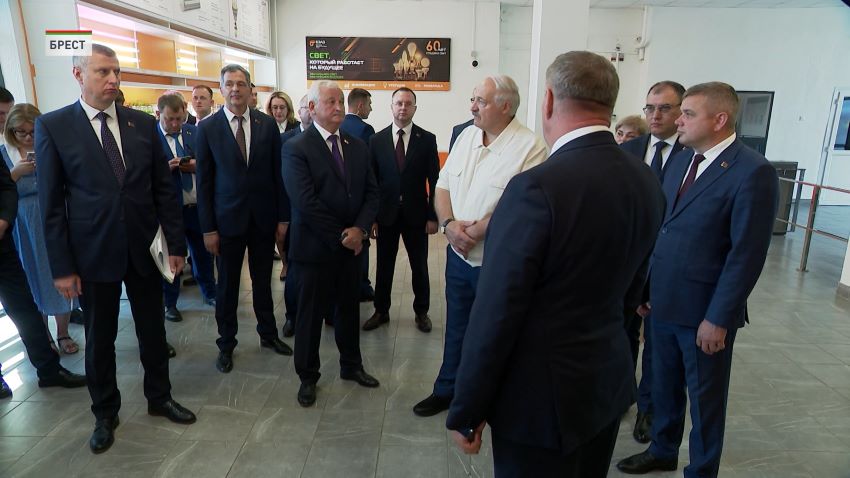 «Без лампочки страна жить не может!» – Лукашенко посетил электроламповый завод в Бресте