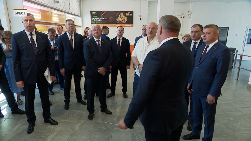 «Без лампочки страна жить не может!» – Лукашенко посетил электроламповый завод в Бресте