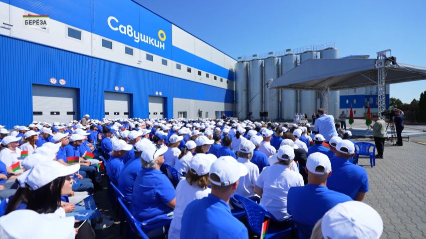Из рук Президента коллектив холдинга «Савушкин продукт» получил орден Трудовой Славы, а четыре лучших сотрудника удостоены медалей «За трудовые заслуги».