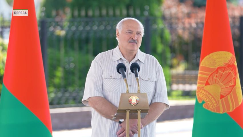 В Березовском районе Лукашенко показали новый белорусский пресс-подборщик