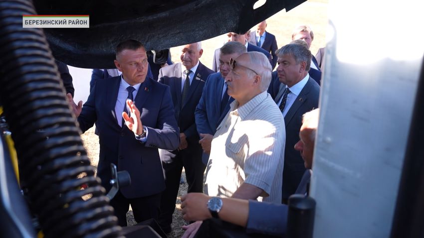 В Березовском районе Лукашенко показали новый белорусский пресс-подборщик