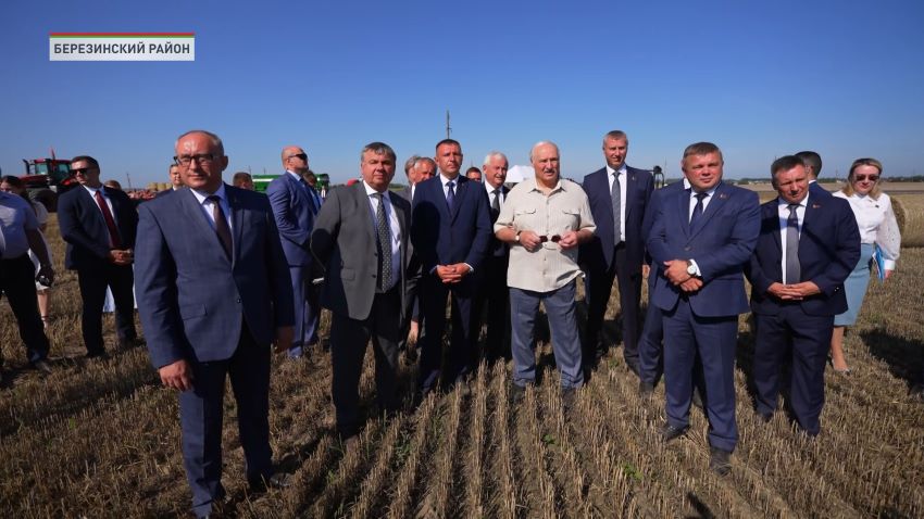 В Березовском районе Лукашенко показали новый белорусский пресс-подборщик