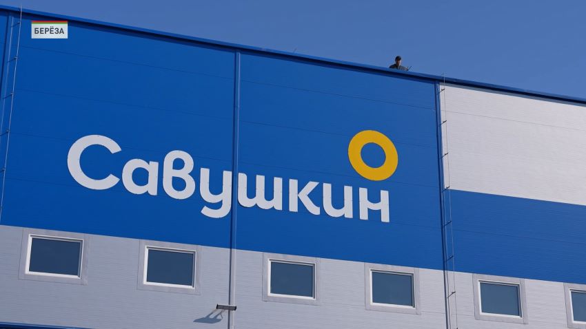 В Березовском районе Лукашенко показали новый белорусский пресс-подборщик