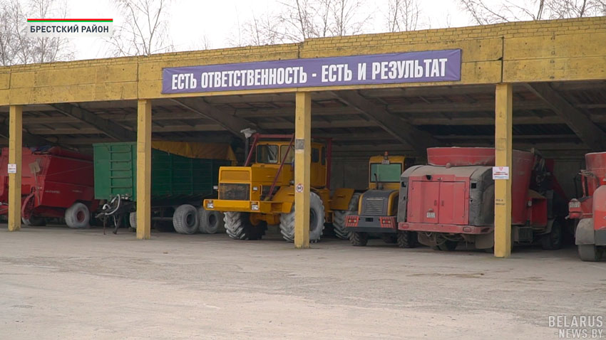 Аграрии готовятся приступать к сезонным полевым работам – ведут подкормку трав, проводят смотр техники