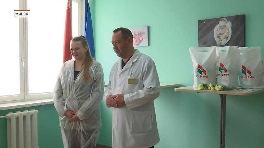 Активисты «Белой Руси» поздравили мам, чьи малыши родились в День Конституции