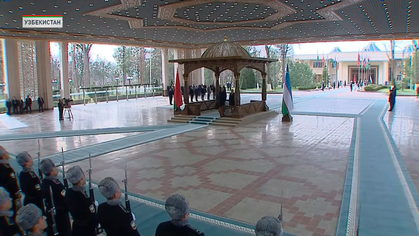 Александр Лукашенко в Ташкенте возложил венок к монументу Независимости