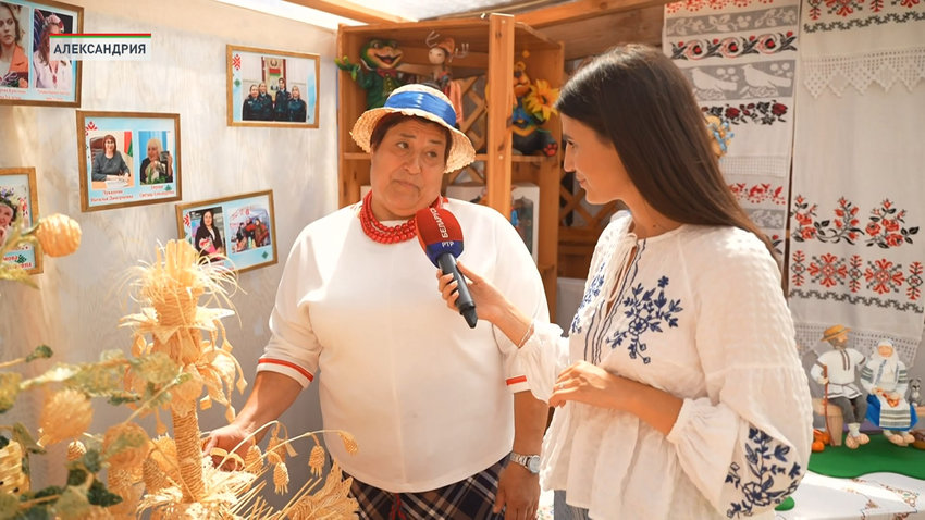 И с бусинками, и с колокольчиками, и с листочками. И также – здесь папараць-кветка. Мне просто понравилась сама работа. И меня это завлекает. Так завлекает, с большим интересом. Я могу работать днями и даже ночами заниматься этим. 