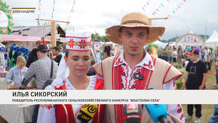 Тяжело было очень, потому что все семьи со всех областей все очень достойны. Мы смотрели на них, мы общались с ними, то есть это те вот самые семьи, которые представляют нашу республику, как говорили, потому что они любят труд на земле, любят детей, и сохраняют свои какие-то семейные ценности.   Поэтому было очень тяжело. Мы долго готовились к этому конкурсу. И то, что нас объявили победителями, это большая неожиданность для нас. 