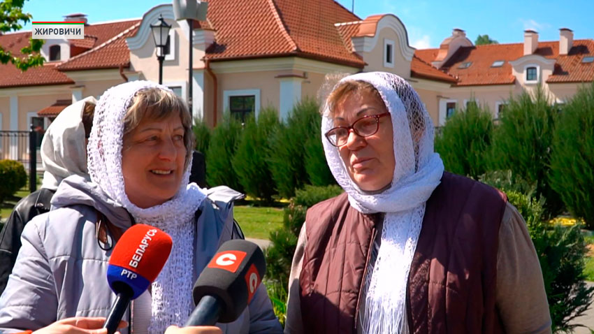 Мы приехали в паломническую поездку из города Лиды, от Храма Всех Святых. Сегодня большая дата у иконы Жировической Божьей Матери. Три пятерки, 555 лет. Мы уже сходили к ней поклонились. Благодарила Богородицу за то, что у моей младшей доченьки родился ребеночек, которого у нее очень долго не было.