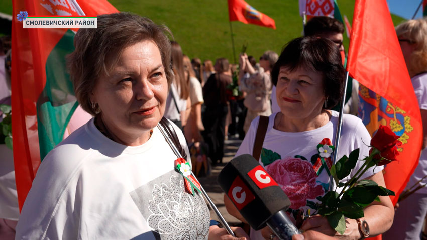 Этому большому празднику даже погода сопутствует. Посмотрите, какая красота, посмотрите, какое солнце, а посмотрите, какое небо красивое с нашими символами, нашими белорусскими символами. Здесь и флаги мы наблюдаем, и гербы.