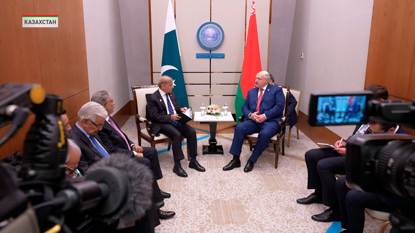 Александр Лукашенко провел переговоры с премьер-министром Пакистана. Шахбаз Шариф пригласил белорусского лидера посетить Пакистан с официальным визитом.