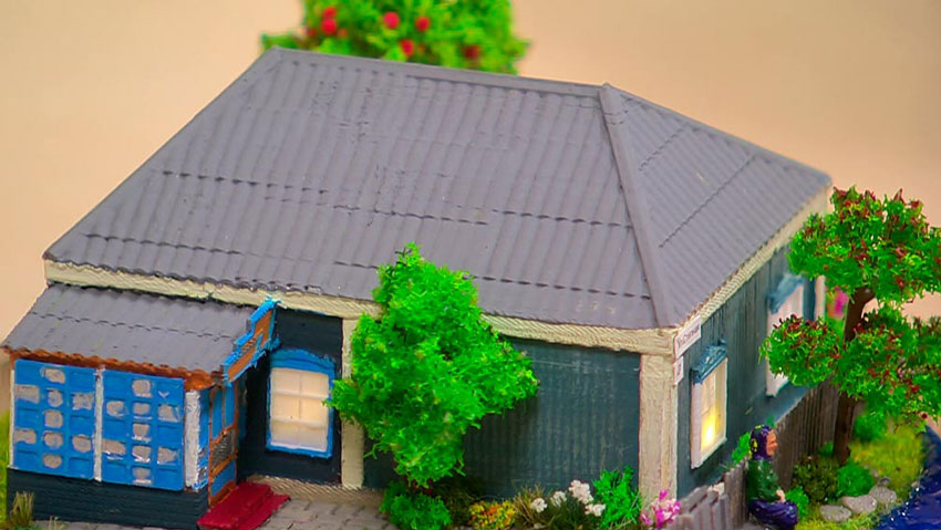 Екатерина Устинович: Около недели уходит на создание одной комнаты. Но работы бывают разные, бывают более сложные проекты, могут занимать до нескольких месяцев.   Илья Нечаев: У вас есть «звездные» клиенты. Расскажите о них.   Екатерина Устинович: Мы делали миниатюру для Максима Фадеева, для Вани Дмитриенко воссоздавали его концерт в миниатюре. 