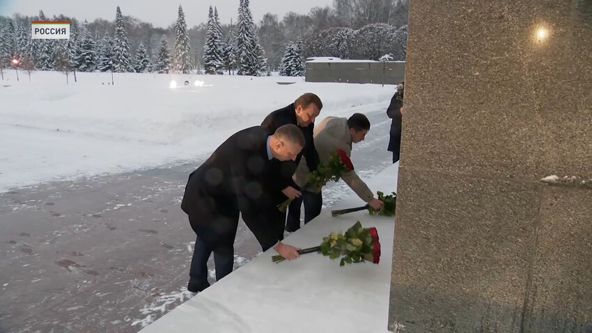 Белорусская делегация на Пискарёвском кладбище возложила цветы к могилам жертв блокады Ленинграда