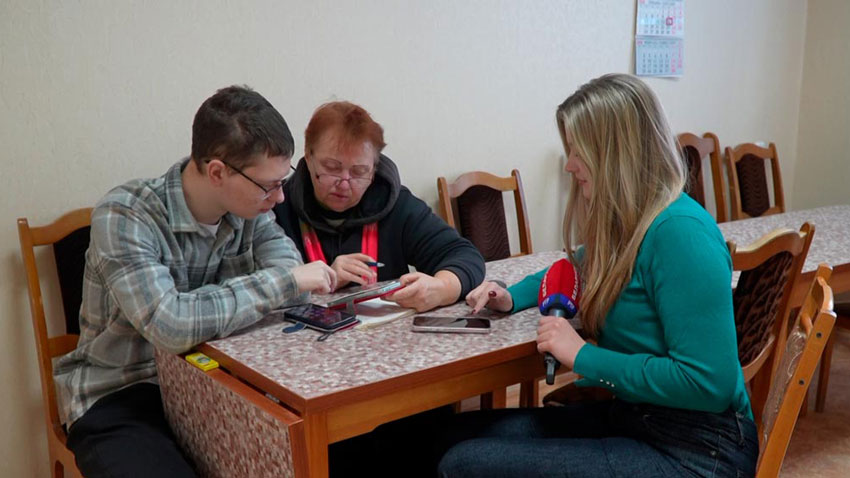 Белорусские бабушки с гаджетами – на «ты»! Как в ТЦСОН обучают цифровой грамотности