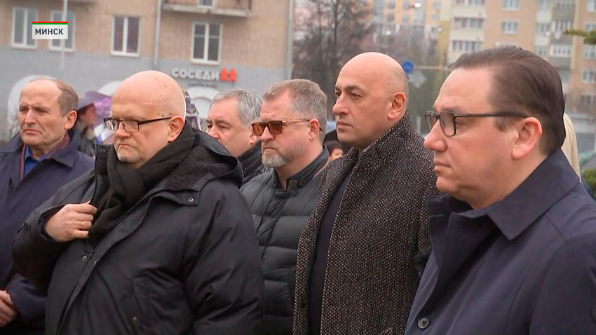 Белорусы продолжают нести цветы к посольству и генконсульствам РФ