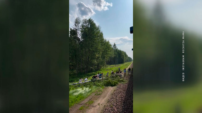 Пассажиры поезда помогли сотрудникам БЖД устранять последствия непогоды