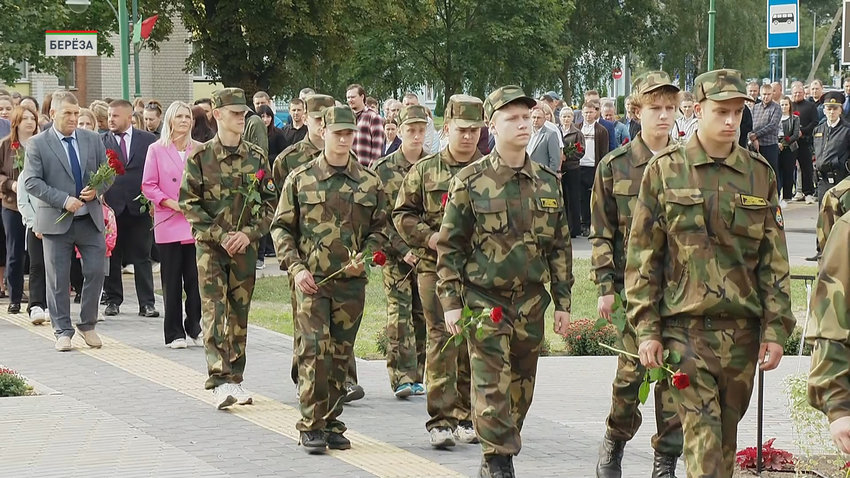 Обещание помнить о цене обретения мира. В Березе-Картузской – народное возложение цветов