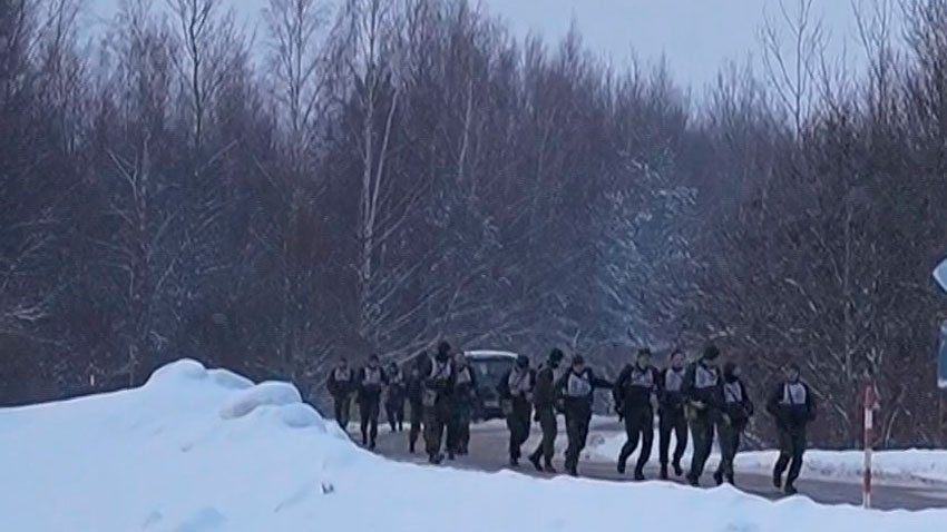 Внезапная проверка ВС продолжается. Военнослужащие сдают экзамен на выносливость