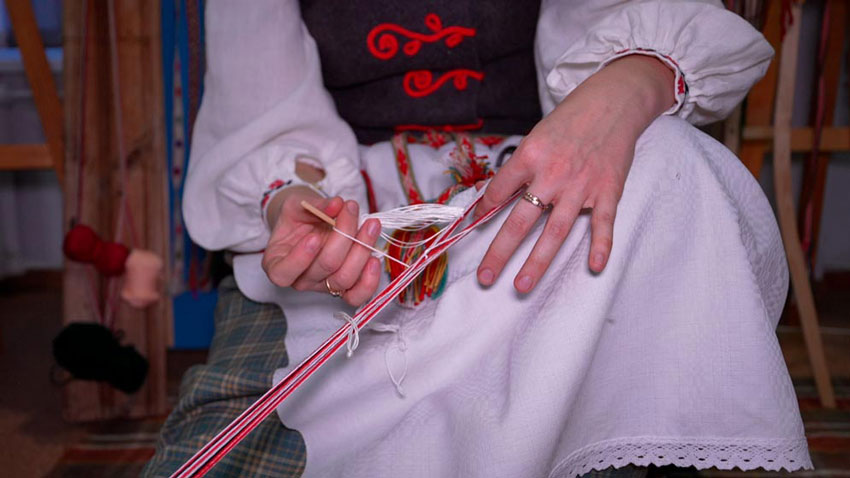 Бренд Воложинского края – пообщались с мастерицей, которая возрождает ткачество поясов на ниту