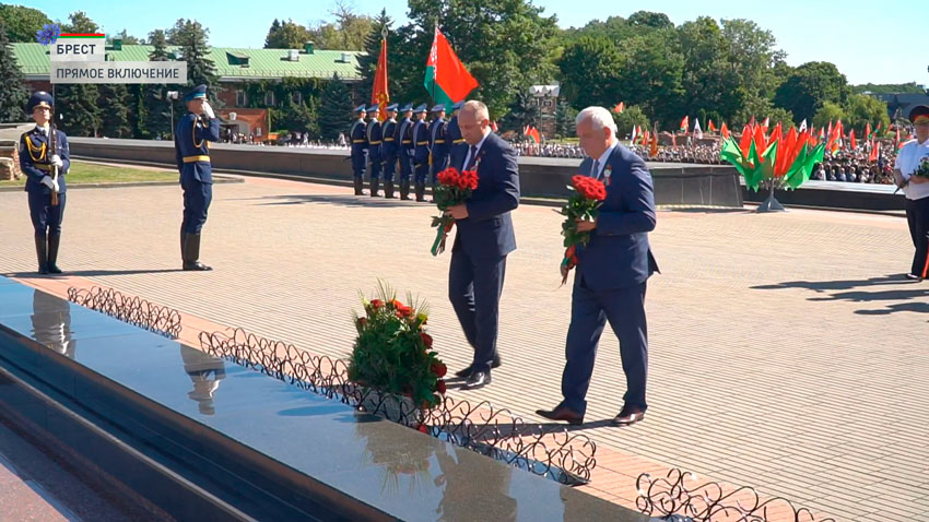 Алая россыпь цветов к месту самых кровопролитных боев в Цитадели. 