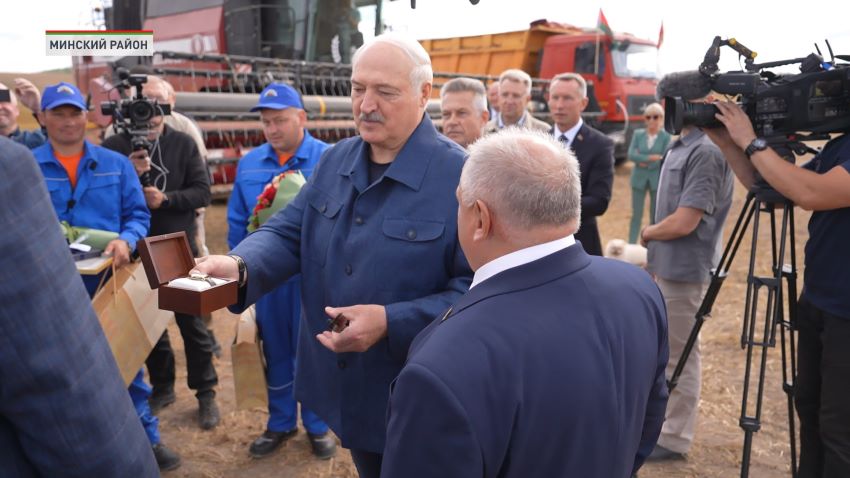 Лукашенко подарил передовикам жатвы новые автомобили 