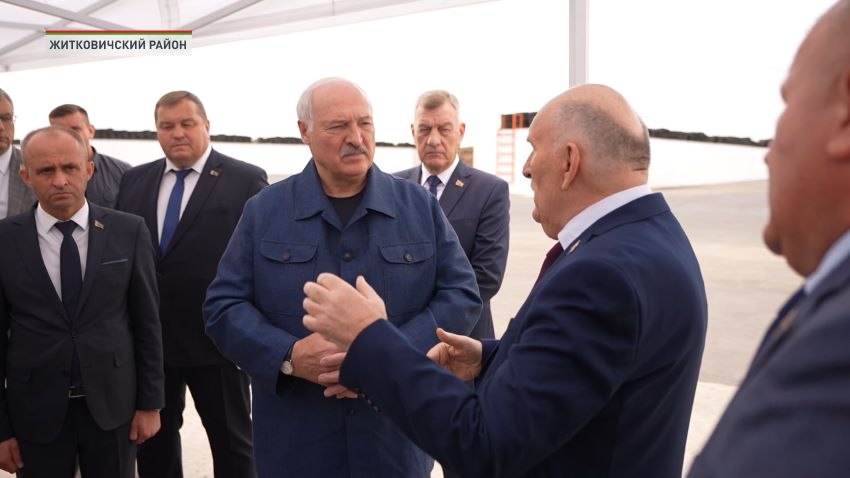 «Время отходить от «хотелок», нужен результат!» Лукашенко посетил хозяйство Шруба