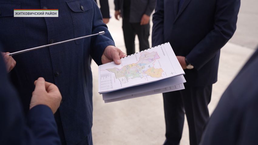 «Время отходить от «хотелок», нужен результат!» Лукашенко посетил хозяйство Шруба