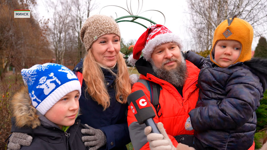 Здесь на празднике создается атмосфера. Хоть снега и нет, но детям хочется все равно праздника. И хотя бы здесь, вот в этом месте, можно почувствовать какое-то наступление, приближение праздников.