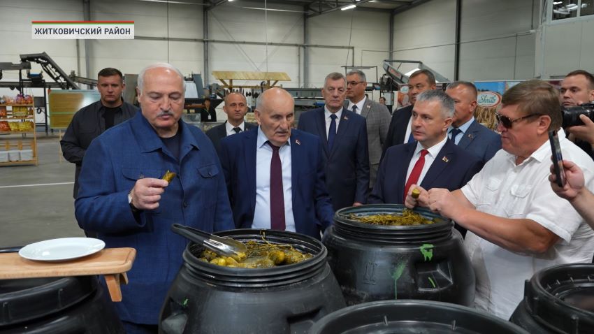 «Время отходить от «хотелок», нужен результат!» Лукашенко посетил хозяйство Шруба